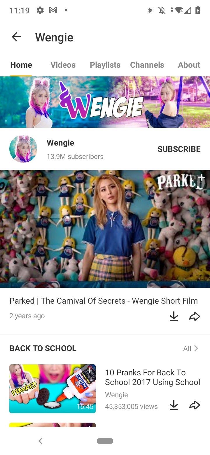 SnapTube: Pagina de un canal de YouTube abierta dentro de SnapTube, con la flecha de descarga junto a cada video del lis