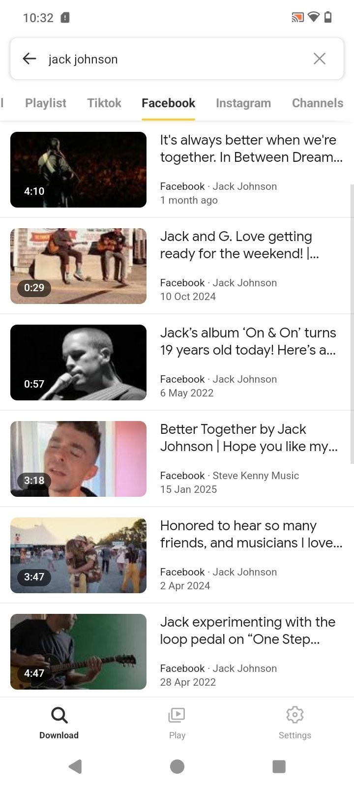 SnapTube: Pestana Facebook del buscador de SnapTube mostrando resultados de video de esa red lista para descargar.