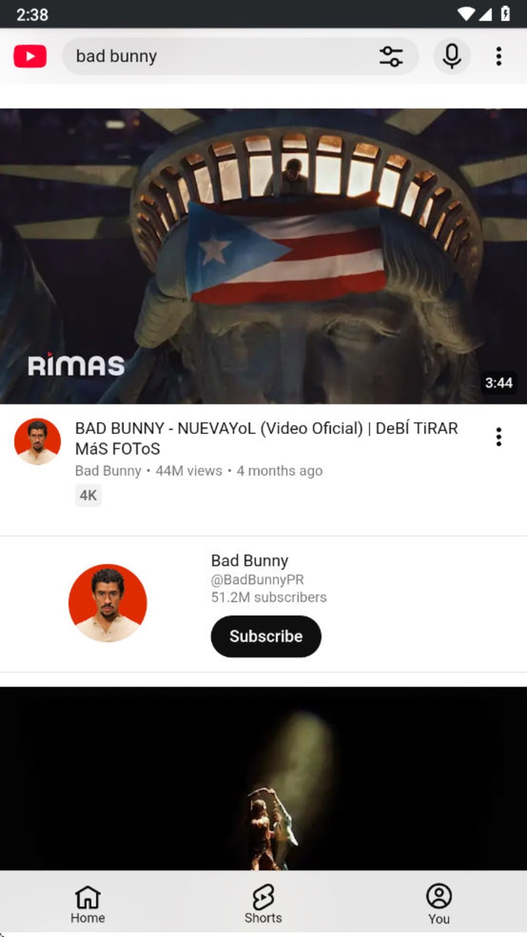 TubeMate: Busqueda de YouTube dentro del navegador integrado de TubeMate con los resultados y la etiqueta de calidad 4K.