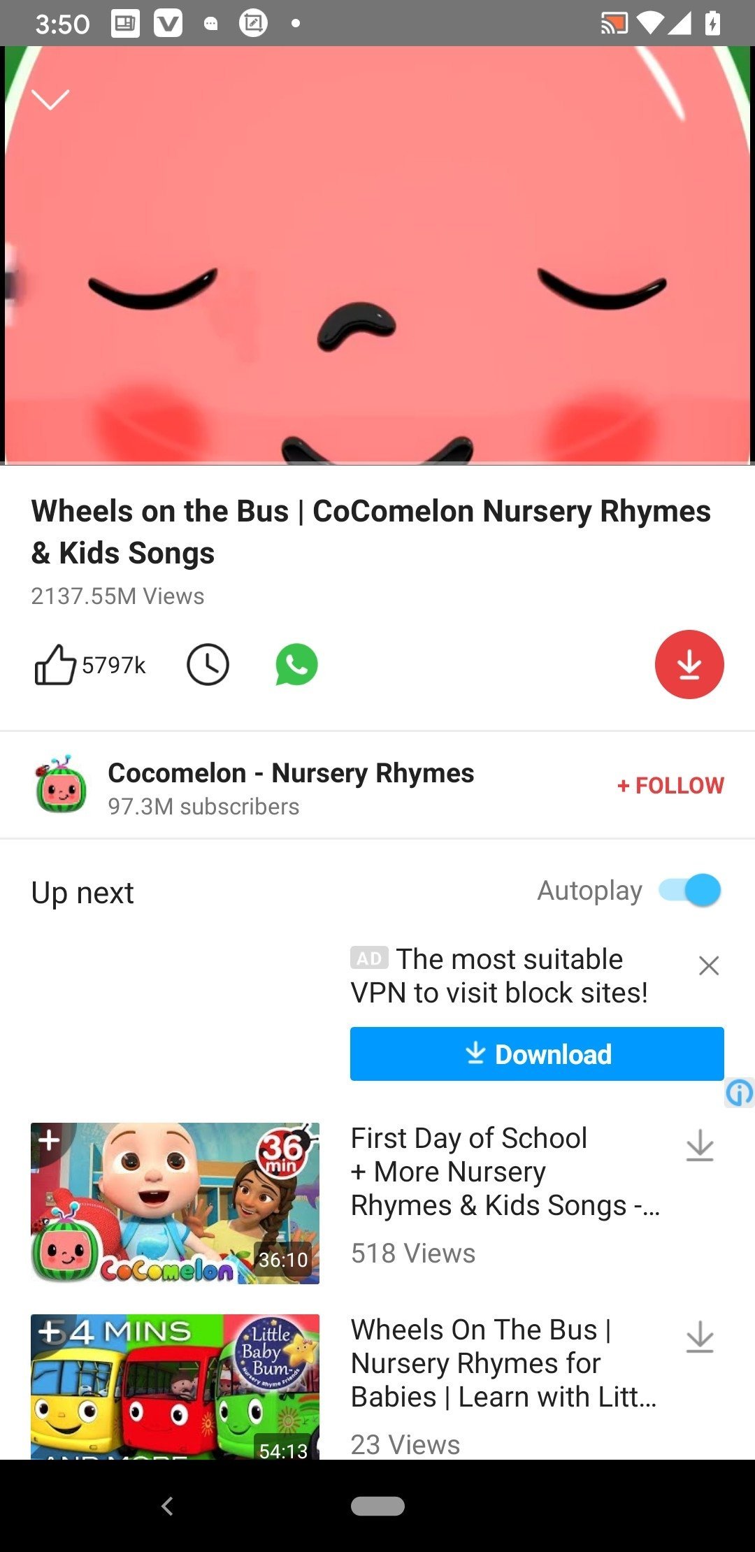 VidMate: Ficha de un video dentro de VidMate con el boton rojo de descarga, contador de reproducciones, canal con boton